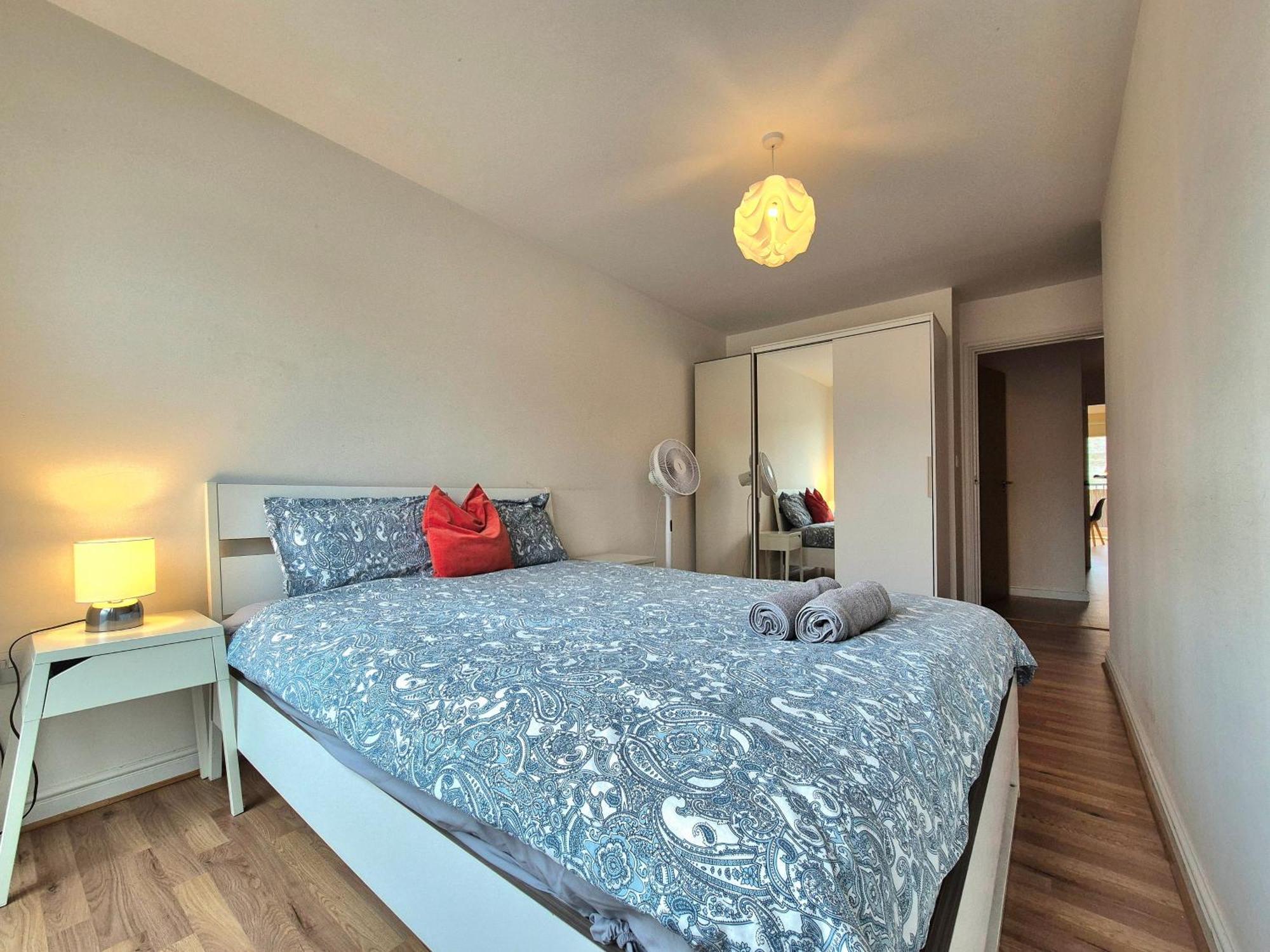 2 Bedroom Flat, Minutes From Shoreditch, Spitalfields & Brick Lane, Sleeps 4 Guests Londra