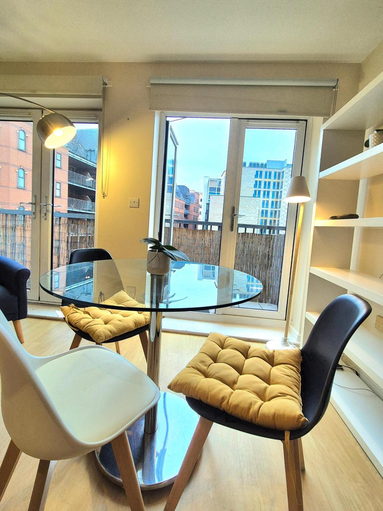2 Bedroom Flat, Minutes From Shoreditch, Spitalfields & Brick Lane, Sleeps 4 Guests Londra